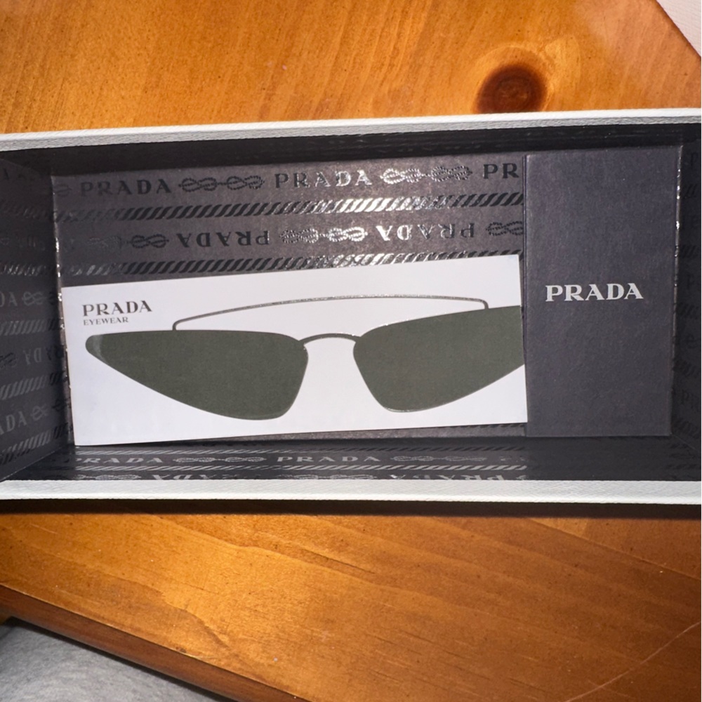 Prada sunglasses - Picture 6 of 10